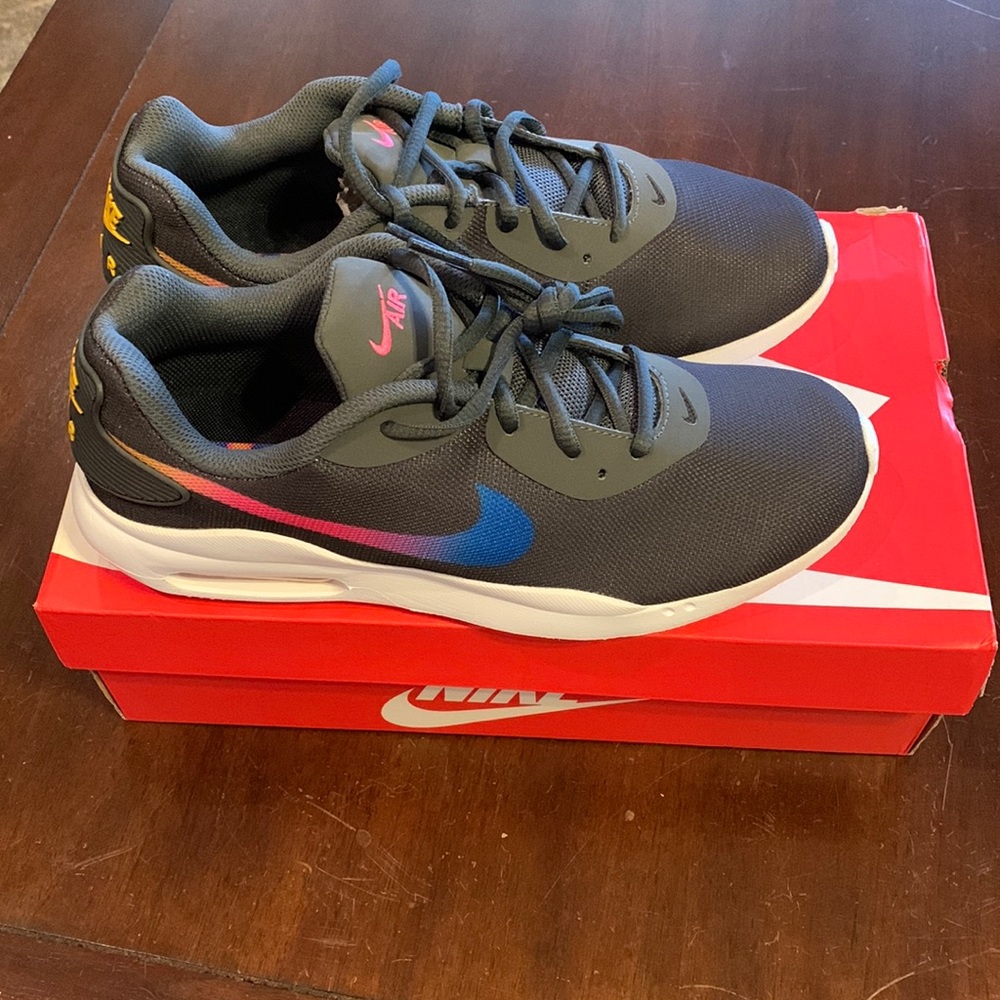 NWB Nike Air Max women’s size 9